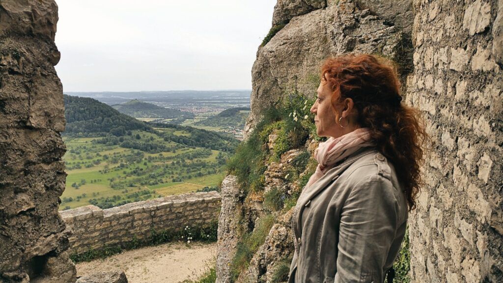 Marina Latorre contemplando el horizonte, símbolo de mente expansiva y creativa de una mujer multipotencial