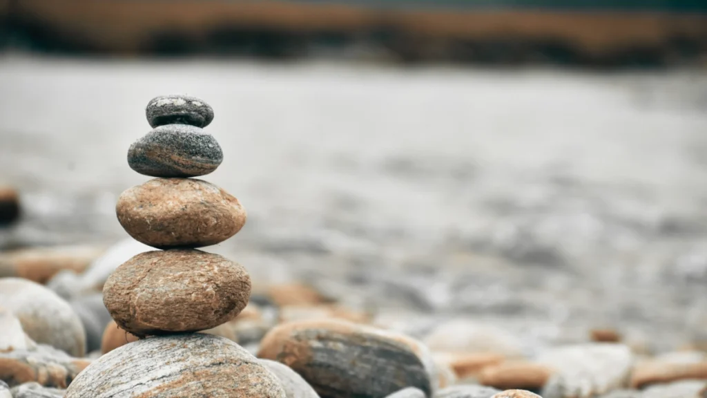 Piedras apiladas en equilibrio, símbolo del peso de seguir sosteniendo